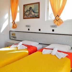 Zimmer mit Kingsize-Bett